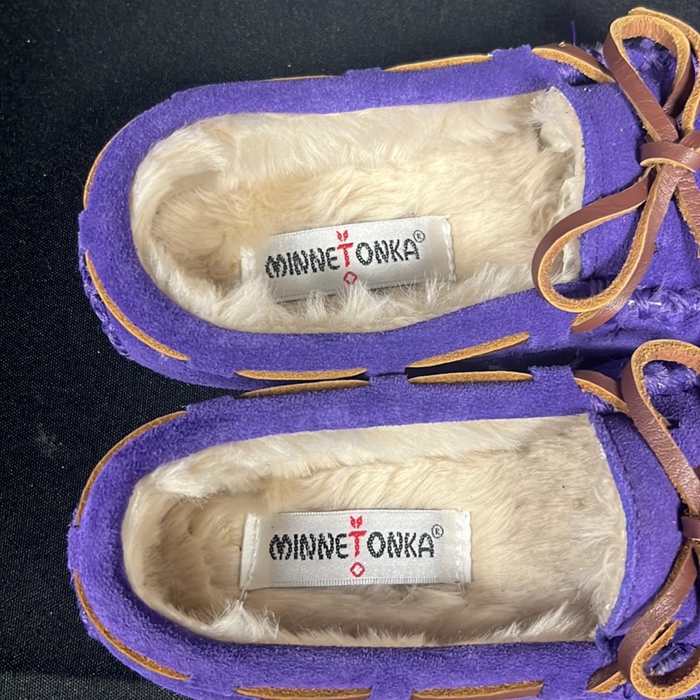 Minnetonka Child’s Cassie Purple Slipper (2923) - Picture 5 of 7